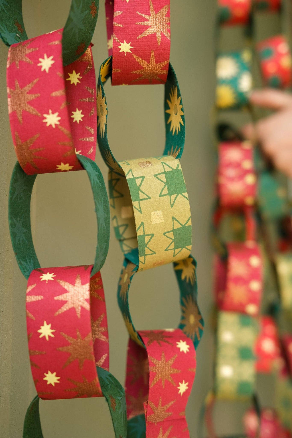 East End Press - FESTIVE PAPER CHAIN KIT