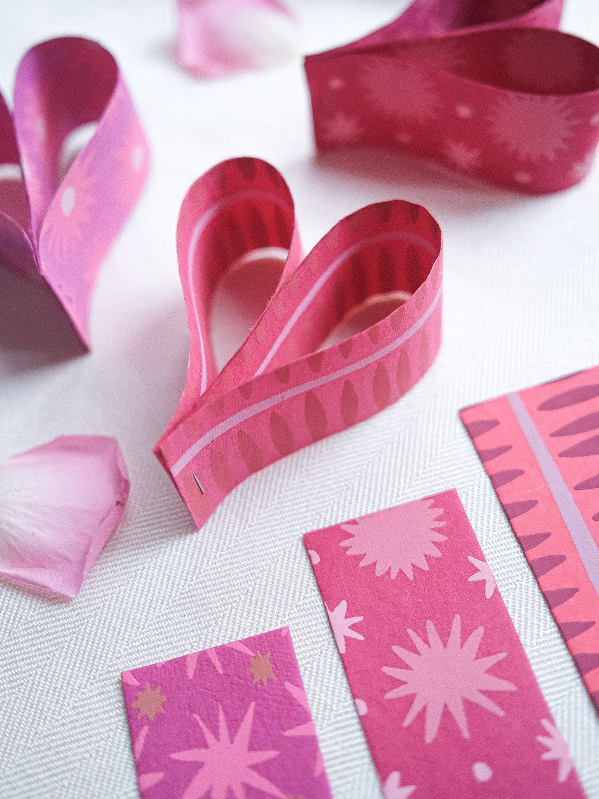 East End Press - PINK & RED PAPER CHAIN KIT