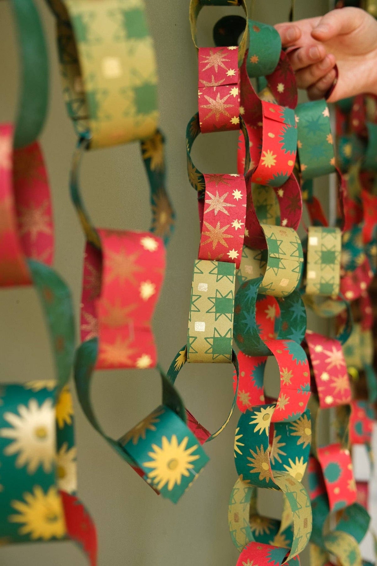 East End Press - FESTIVE PAPER CHAIN KIT