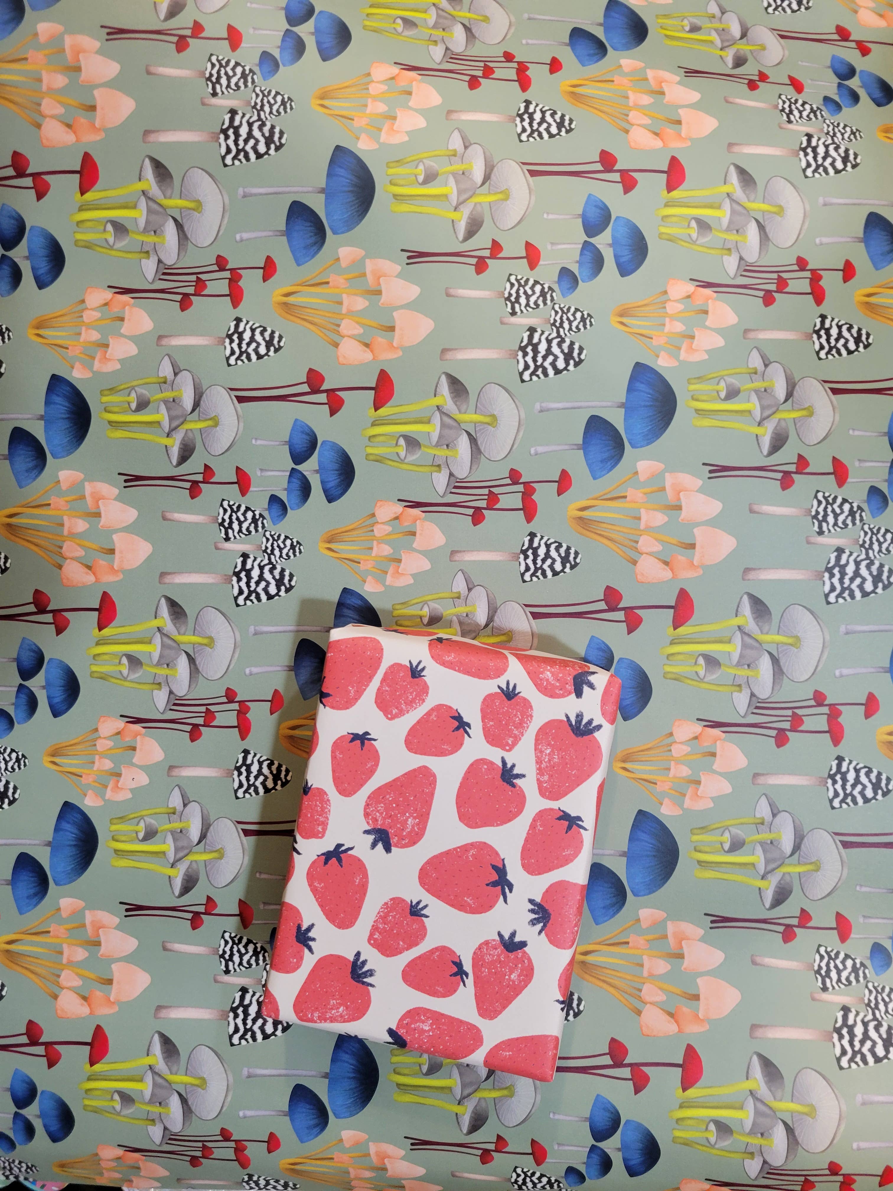 beve! - Mushroom on Soft Green Gift Wrapping Sheets: Flat Sheets